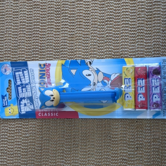 pez Other - Pez sonic hedgehog "sonic" dispenser w/ candy New